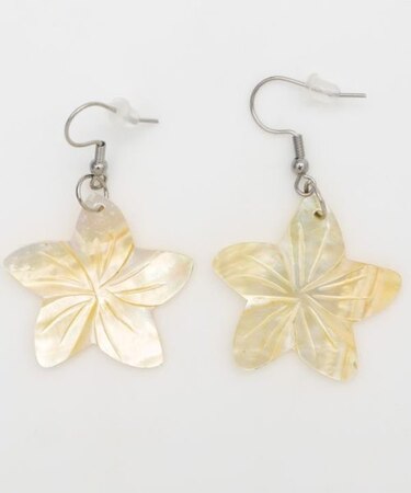 【マウナロア】プルメリアシェルピアス