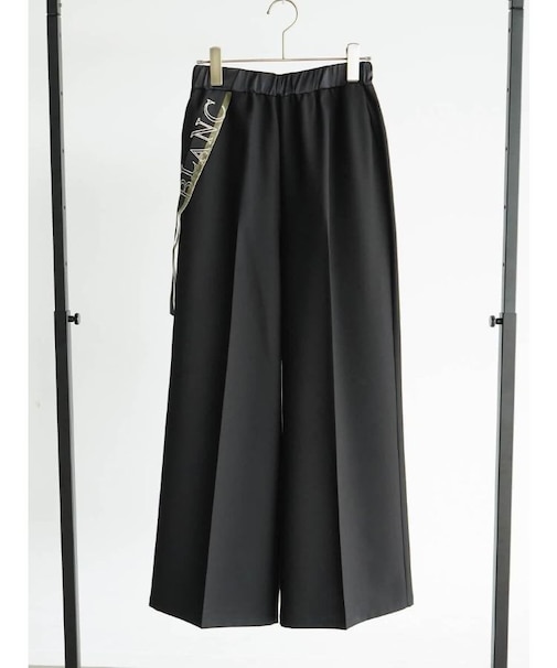 テープロゴエンブロスラックスパンツ