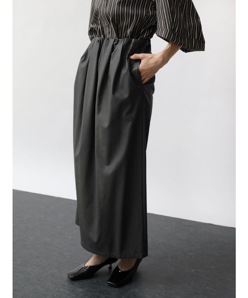 レザータッチウエストタックナロースカート