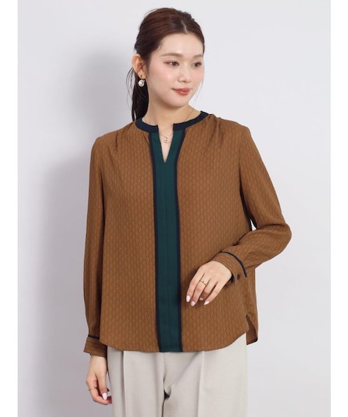 ジオメトリックキーネックブラウス