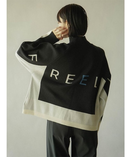 バックロゴトリミングハイネックニット