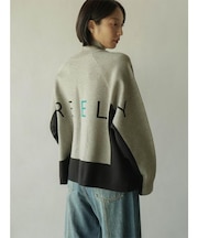 バックロゴトリミングハイネックニット