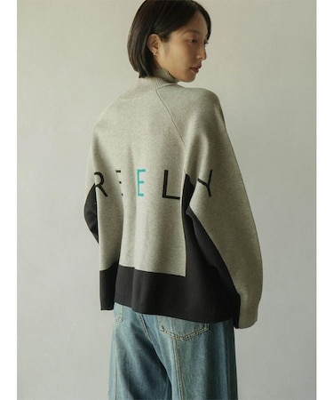 バックロゴトリミングハイネックニット