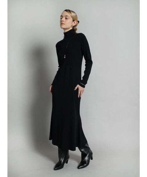 バックボタンニットワンピース