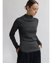 バックジップタートルネックリブニット