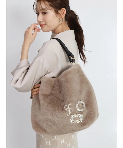 ビジューブローチ付きフェイクファートートバッグ