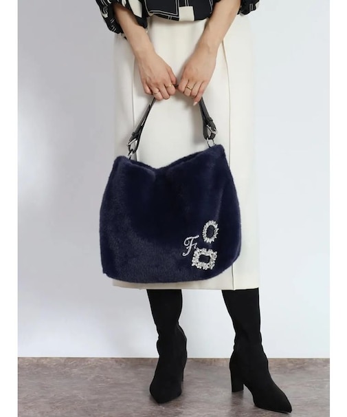 ビジューブローチ付きフェイクファートートバッグ