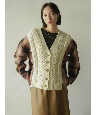 チェックシャツ × ニットカーディガン