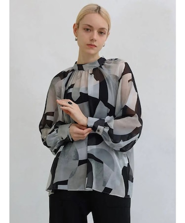 幾何柄プリントシフォンブラウス