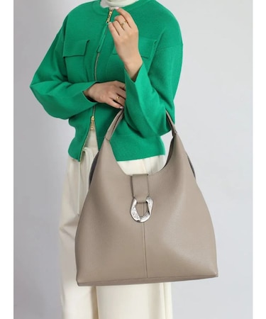 メタルモチーフトライアングルショルダーバッグ