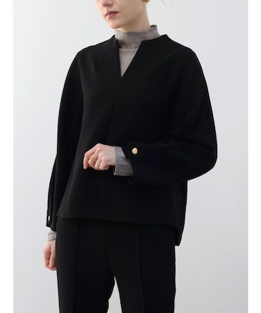 袖ボタンキーネックブラウス