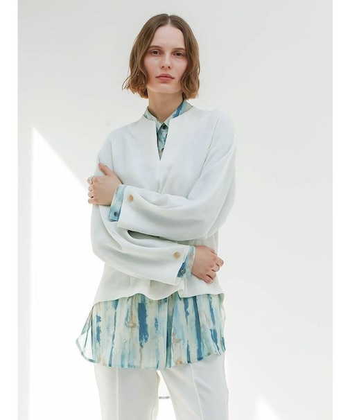 袖ボタンキーネックブラウス