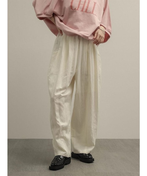 タックテーパードパンツ