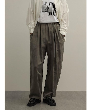 タックテーパードパンツ
