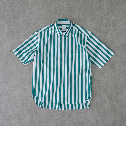 リラックスバックプリーツシャツ半袖＜グリーンレガッタストライプ＞