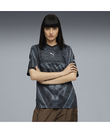 ユニセックス プーマテック-X AOP リラックスド フットボール 半袖 Tシャツ