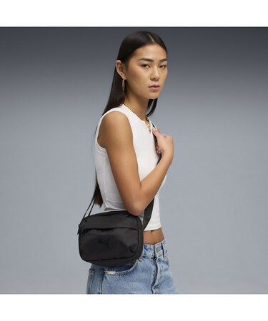 ユニセックス エッセンシャルズ クロスボディ バッグ 2L ESSENTIALS Crossbody Bag