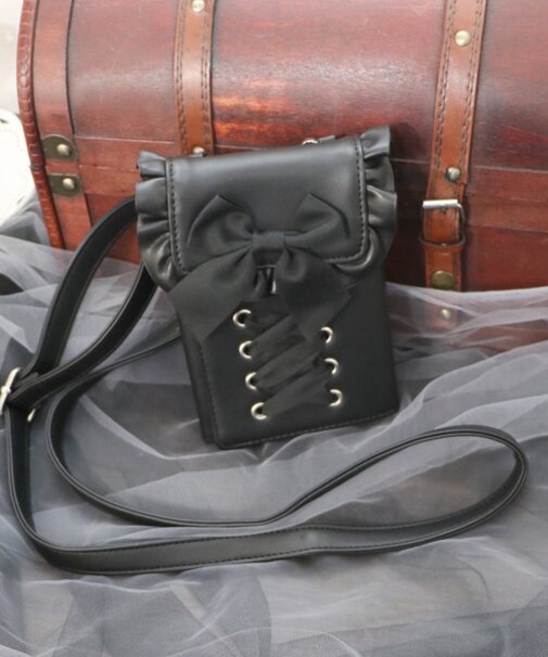 レースアップスマホポシェット