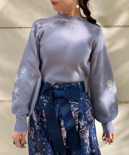 雪の結晶刺繍ニット