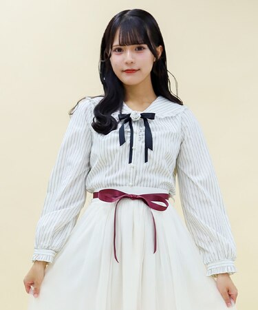 ブローチ付ピンストライプブラウス