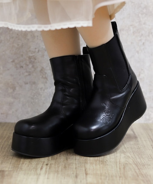薔薇エンボス厚底ブーツ