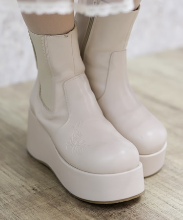 薔薇エンボス厚底ブーツ
