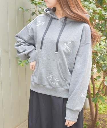 ランダムパリ刺繍フーディー