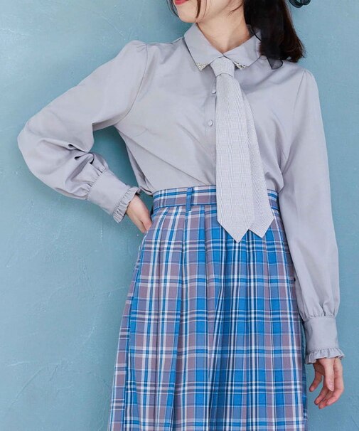 チェック柄ネクタイ付きブラウス