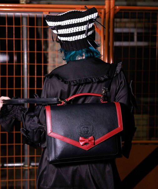 エンブレム型押しサッチェル