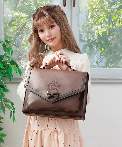 汎用エクシーズ   バラ売り可 エンブレム型押しサッチェル｜アクシーズファムの通販｜&mall