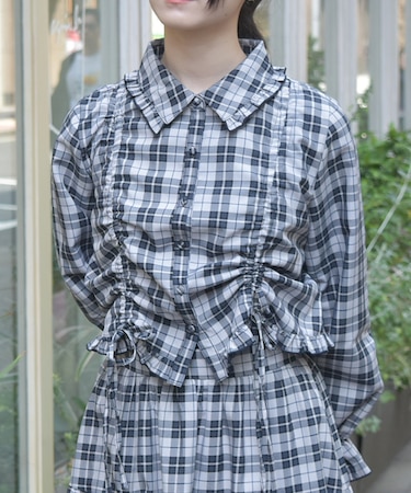 ショート丈ドロストブラウス