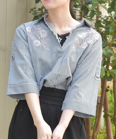 花刺繍スキッパーシャツ