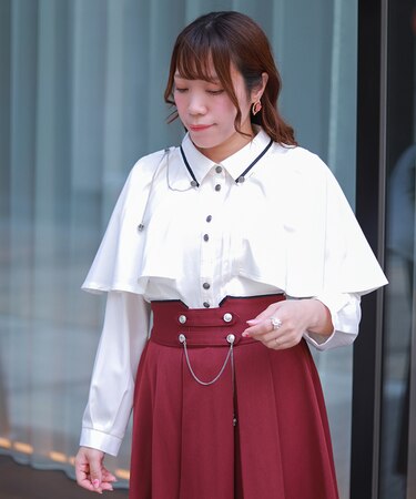連釦×チェーン付ケープ風ブラウス