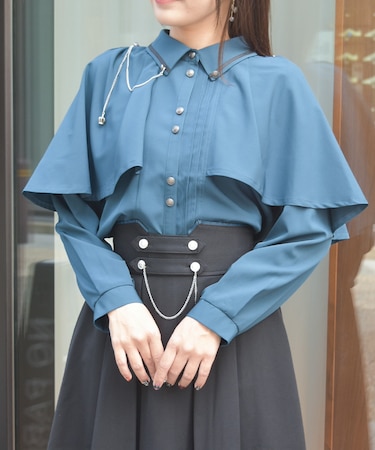 連釦×チェーン付ケープ風ブラウス