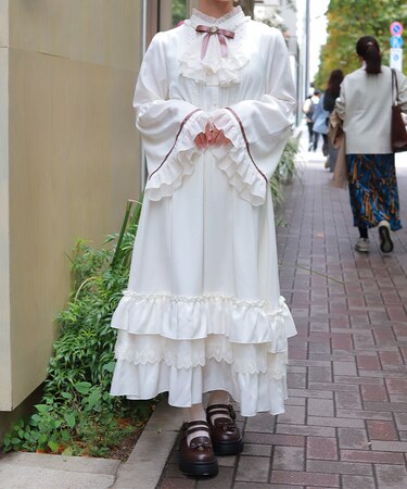 ジャボブローチ付ロングワンピース