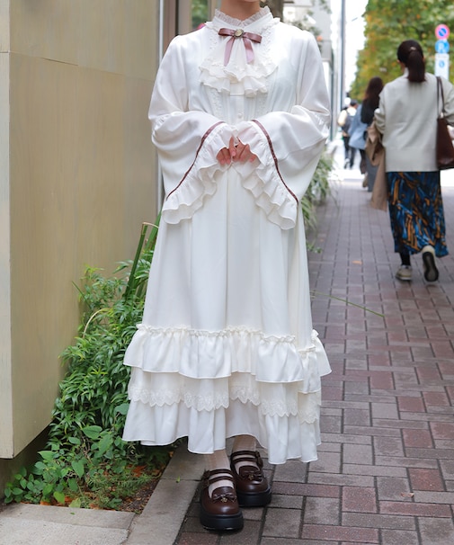 ジャボブローチ付ロングワンピース