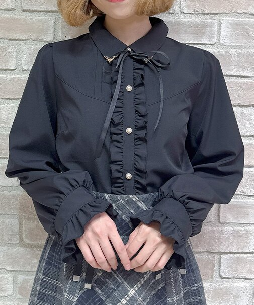 金具使い襟ブラウス