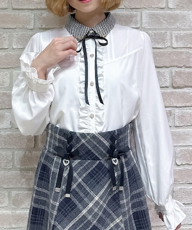 金具使い襟ブラウス