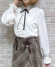 金具使い襟ブラウス