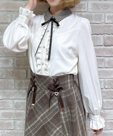 金具使い襟ブラウス