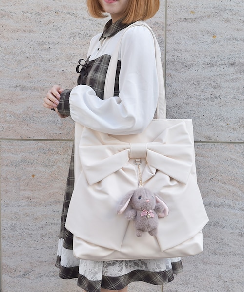 タテ型ビッグリボン合皮トート｜アクシーズファムの通販｜&mall