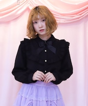 ブローチ付きヨークフリルブラウス