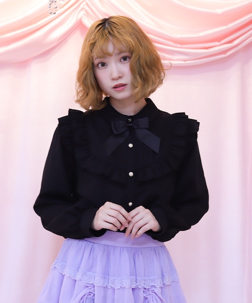 ブローチ付きヨークフリルブラウス