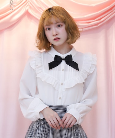 ブローチ付きヨークフリルブラウス