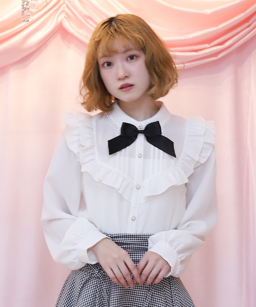 ブローチ付きヨークフリルブラウス