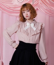 ブローチ付きヨークフリルブラウス