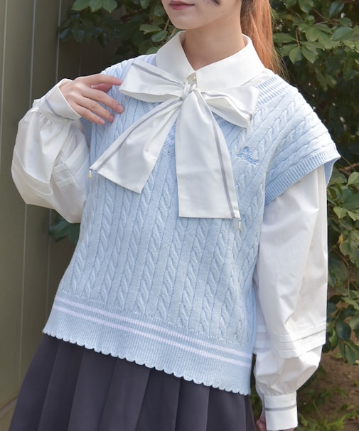 刺繍入りチルデンニットベスト