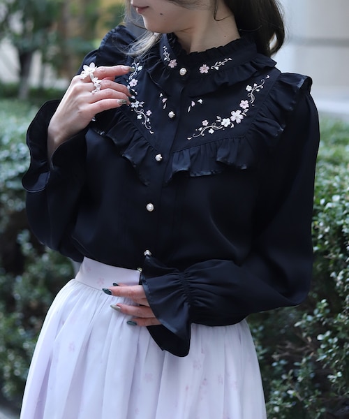フォクシー 20年 シルク 袖刺繍  ブラウス トップス 40846 ブラック×ホワイト 40【中古】 楽天市場】フォクシー FOXEY 20年 シルク 袖刺繍 ブラウス トップス