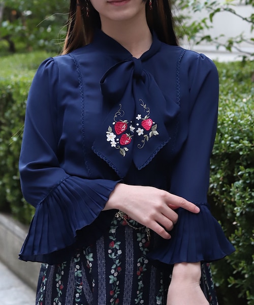苺刺繍ボウタイブラウス｜アクシーズファムの通販｜&mall（アンド