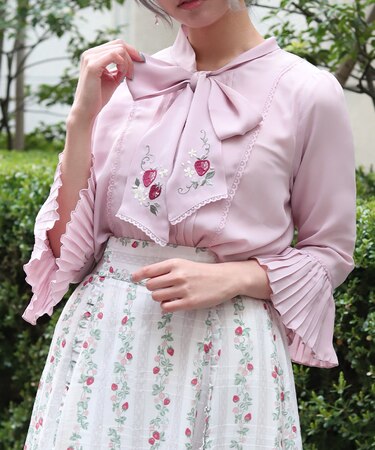 苺刺繍ボウタイブラウス